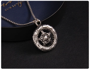 Gros plan du pendentif vintage argenté avec chiffres romains et étoile sur cuir noir