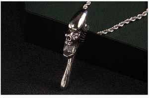 Vue rapprochée d'un pendentif crâne d'alien en argent sur une chaîne en cordelette