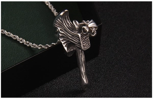 Détail d'un pendentif hache vintage avec texture bois sur une chaîne torsadée noire