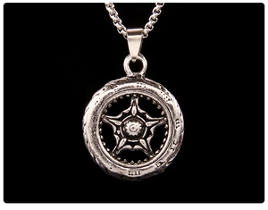 Détail du collier pendentif roue argenté vintage avec chiffres romains et chaîne