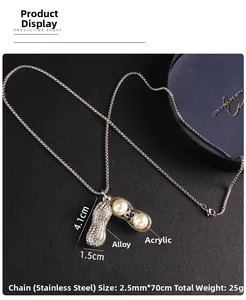 Détail du pendentif cacahuète avec cristaux et perles sur chaîne en acier inoxydable