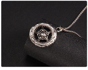 Macro d'un collier roue rétro argentée avec chiffres romains sur cuir noir texturé