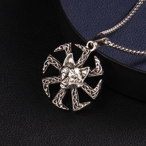 Collier avec pendentif tête de loup slave Kolovrat en acier inoxydable et nœud celtique