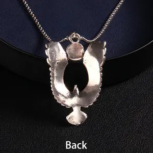 Silberne Adler-Halskette mit Schlangenkette in einer detaillierten Rückansicht-Perspektive