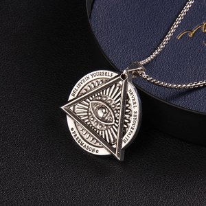 Silberne Evil Eye Halskette mit Gravur 'Believe in Yourself' auf dunklem Hintergrund