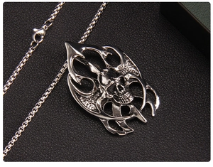 Vue macro d'un pendentif crâne gothique avec motifs de flammes sur fond en cuir noir
