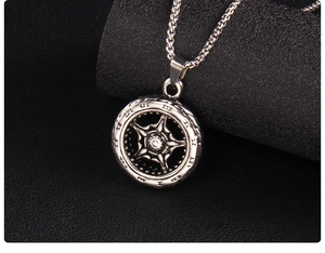 Gros plan du collier pendentif roue chiffres romains argenté avec chaîne tressée
