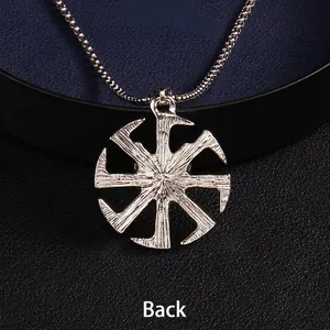 Pendentif roue solaire Kolovrat slave en acier inoxydable argenté avec dos texturé