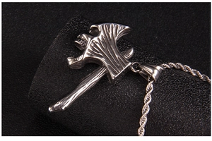 Vue macro d'un pendentif hache rétro en acier inoxydable avec grain de bois et chaîne