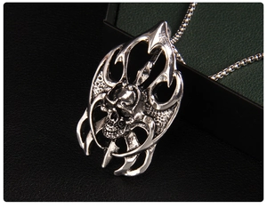 Détail du pendentif crâne punk argenté avec bords de flammes sur cuir noir