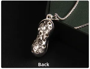 Vue macro de la face arrière lisse du pendentif cacahuète en acier inoxydable
