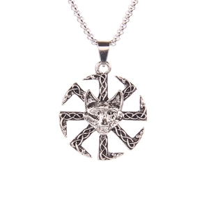 Collier avec pendentif loup slave Kolovrat en acier inoxydable au fini vintage