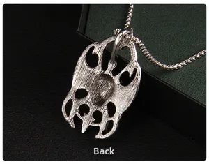 Gros plan du dos du collier crâne de flamme punk avec une finition brossée argent antique