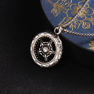Collier de roue rétro hip hop avec chiffres romains vue d'un angle de 45 degrés de côté