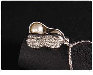 Macro de pendentif cacahuète argentée avec diamants incrustés et perles blanches