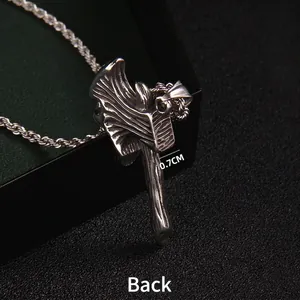 Pendentif hache rétro en acier inoxydable avec texture bois et bélière en chaîne corde