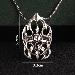 Pendentif crâne punk gothique avec cadre de flammes sur longue chaîne box, 5,2cm x 3,2cm