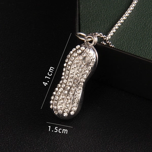 Collier avec pendentif cacahuète étincelant orné de strass sur une chaîne argentée chic