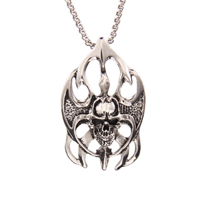 Collier tête de mort style punk avec cadre flamme et chaîne box en fini argenté
