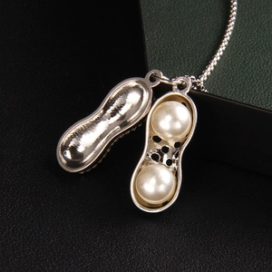 Collier avec pendentif cacahuète en acier inoxydable et perles sur chaîne serpent