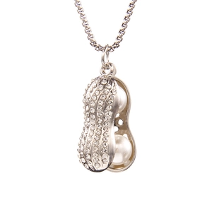 Collier avec pendentif cacahuète en strass et perles blanches sur chaîne argentée