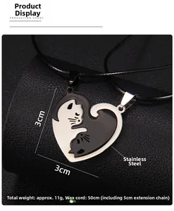 Détail des pendentifs chat formant un cœur, taille 3cm et cordon de 50cm