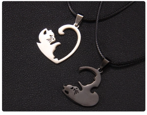 Vue macro de pendentifs chat emboîtables en forme de cœur avec cordons en cuir ciré