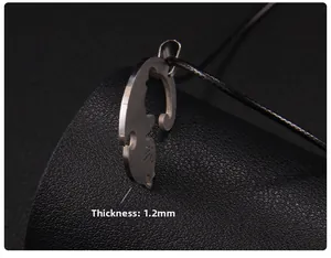 Détail macro du pendentif chat de 1,2 mm d'épaisseur sur collier tressé noir