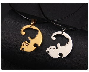 Vue macro des pendentifs chat assortis or et argent sur supports en cuir noir