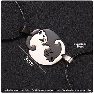 Gros plan des pendentifs chat en acier inoxydable noir et blanc avec les dimensions