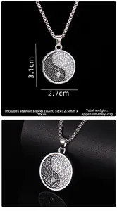 Dettagli del ciondolo Yin Yang con misure della catena da 70cm e diametro ciondolo di 2,7cm