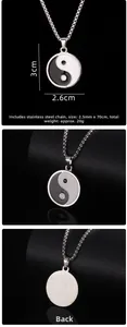 Dettaglio macro del ciondolo Yin Yang con catena in acciaio inossidabile e retro strutturato