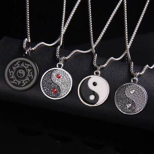 Collane Yin Yang retrò in acciaio inossidabile con smalto e strass su base nera
