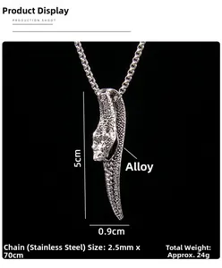 Détails du pendentif serpent avec texture d'écailles et dimensions précises