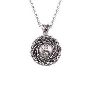 Collana vintage in acciaio inossidabile con ciondolo yin yang inciso su catena a maglie