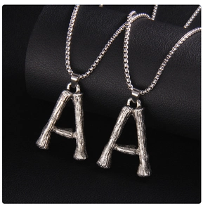 Dettaglio della collana con ciondolo lettera A in argento vintage e catena a maglia
