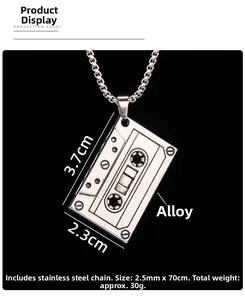 Détail du pendentif cassette rétro argenté avec chaîne en acier sur fond noir
