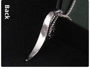 Vue détaillée du dos du pendentif serpent argenté avec texture et chaîne tressée