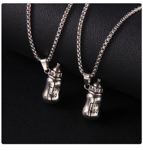 Détail de colliers avec pendentif biberon en acier inoxydable et graduation sur cuir noir