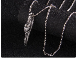 Vue détaillée du pendentif tête de crocodile sculpté en 3D avec texture sur chaîne box