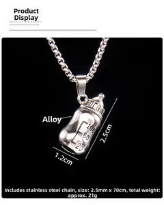 Détail du pendentif biberon argenté avec échelle gravée sur chaîne en acier inoxydable