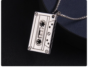 Gros plan du pendentif cassette vintage avec finition argent vieilli et chaîne à billes