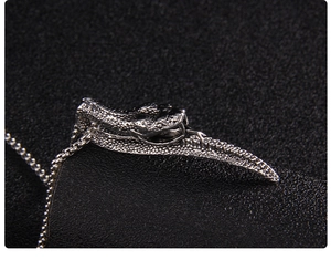 Vue détaillée du pendentif tête de serpent punk avec des textures d'écailles réalistes