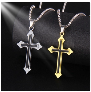 Détails des pendentifs croix or et argent avec émail noir sur des chaînes à mailles
