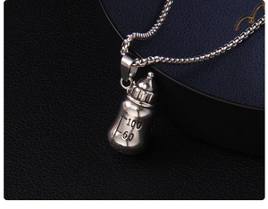 Gros plan du pendentif biberon avec détails de graduation sur base en cuir noir
