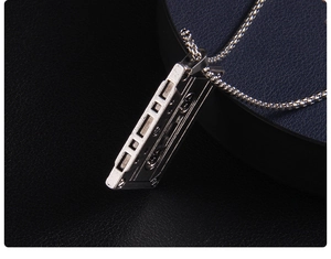 Vue macro d'un pendentif cassette vintage aux détails métalliques argentés industriels