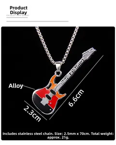 Détail du collier pendentif guitare coloré avec émail rouge et chaîne en acier