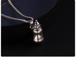 Détail du pendentif biberon en argent vintage avec échelle sur cuir noir texturé