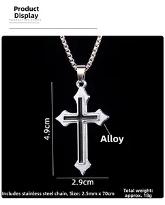 Détail du pendentif croix argenté avec centre noir et dimensions de la chaîne en acier