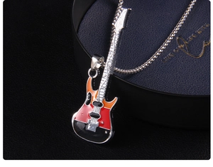Détail macro du pendentif guitare électrique en émail multicolore avec chaîne argentée